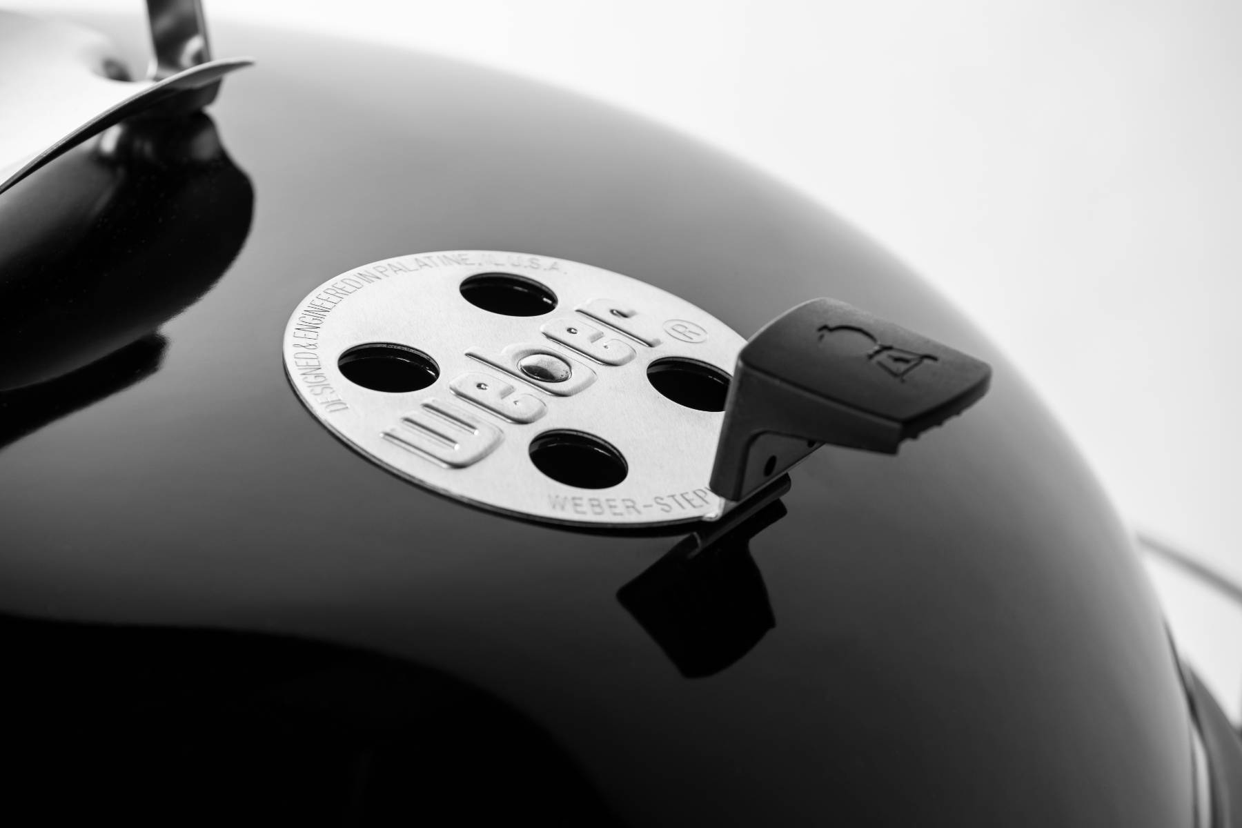 Weber 57cm Master Touch Kettle | Charcoal BBQs NZ | Weber NZ | Charcoal | Outdoor Concepts
